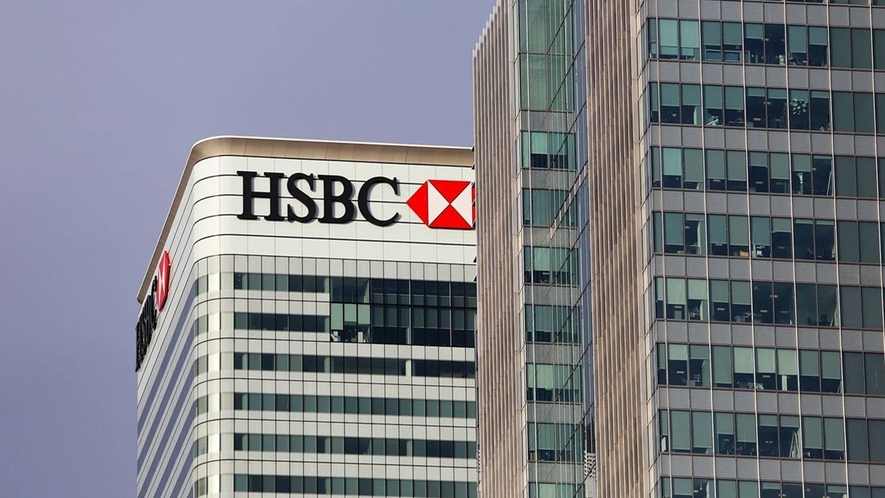 HSBC, online bankacılığa geçişte bu yıl Birleşik Krallık'ta 69 numaralı büyük banka şubesinin kapanacağını duyurdu